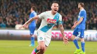 Gelandang Napoli Marek Hamsik merayakan gol ke gawang Juventus pada laga Serie A di Stadion San Paolo, Naples, Minggu (2/4/2017). (AFP/Carlo Hermann)