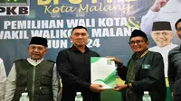 Mochamad Anton (baju hitam) pada Senin, 29 April 2024 mendaftar sebagai Bakal Calon Wali Kota Malang dalam Pilkada 2024 lewat PKB (Liputan6.com/Zainul Arifin)