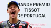 Tampil pada seri kelima MotoGP Portugal di Sirkuit Portimao hari Minggu (24/04/2022), pembalap Yamaha, Fabio Quartararo sukses meraih kemenangan perdana dan naik podium teratas. (AFP/Gabriel Bouys)