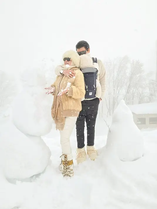 Syahrini tampil dengan outfit serba berbulu tebal bernuansa cokelat putih yang netral [@princessyahrini]