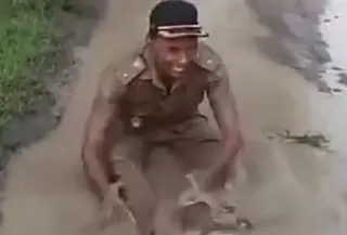 Kades di Sragen mandi lumpur