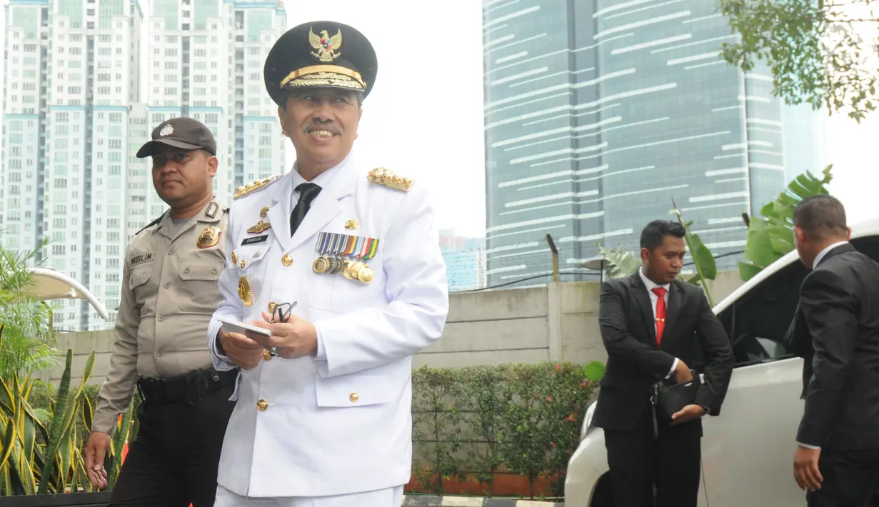 Gubernur Riau, Syamsuar menyambangi gedung KPK, Jakarta, Rabu (20/1). KPK menerima kunjungan kepala daerah yang baru dilantik untuk beraudiensi mengenai upaya pencegahan korupsi melalui program koordinasi dan supervisi. (Merdeka.com/Dwi Narwoko)