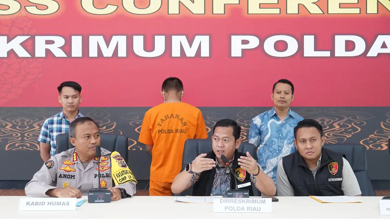 Konferensi pers pengungkapan pelaku penyimpangan seksual di Pekanbaru oleh Polda Riau.