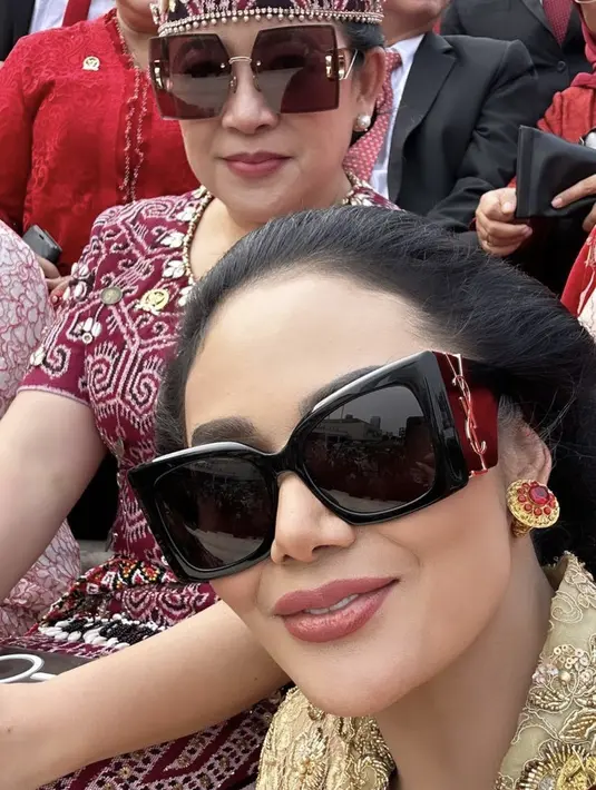 Selfie bersama Puan, Diva Indonesia ini juga mengenakan kacamata hitam dari brand YSL. [Instagram/@krisdayantilemos]