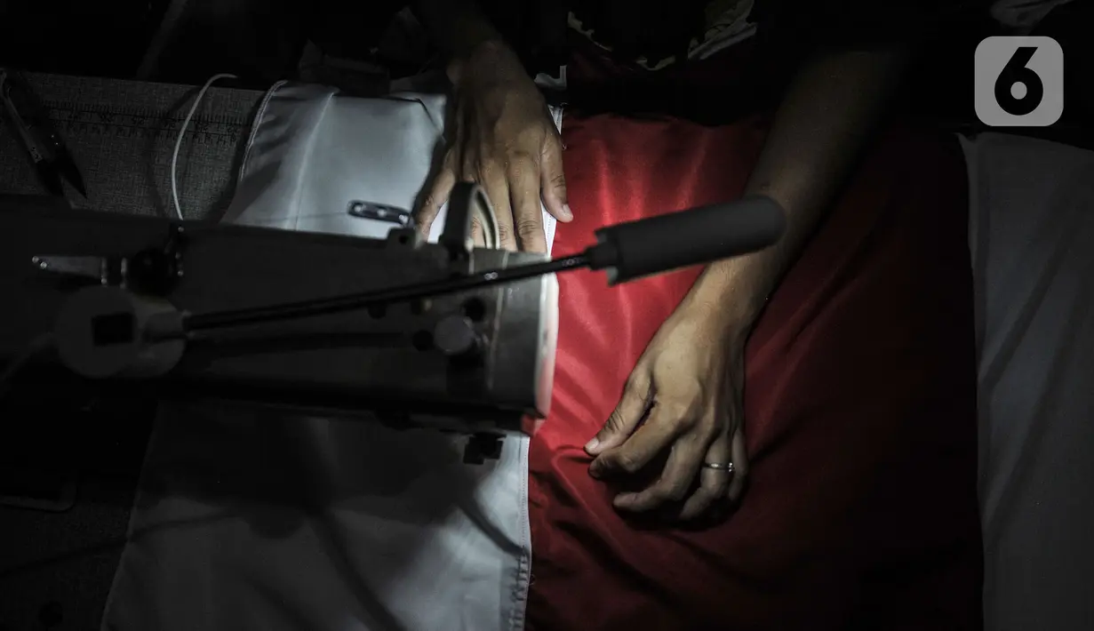 Pekerja menyelesaikan pembuatan bendera Merah Putih di industri rumahan benderaindonesia.com, Jakarta, Selasa (3/8/2021). Bendera Merah Putih di toko online ini dijual dengan harga kisaran Rp6.000 hingga Rp300 ribu per buah tergantung ukuran dan jenis bahan. (merdeka.com/Iqbal S Nugroho)