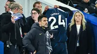 Bek Chelsea, Reece James meninggalkan lapangan usai mendapat kartu merah dari wasit Michael Salisbury saat menghadapi Brighton and Hove Albion pada laga tunda pekan ke-34 Liga Inggris 2023/2024 di American Express Community Stadium, Brighton, Rabu(15/5/2024). (AFP/Glyn Kirk)