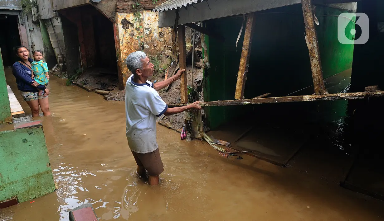 Warga membersihkan rumah usai banjir setinggi tiga meter di RT 05/08, Pejaten Timur, Jakarta Selatan, Senin (10/10/2022) Puluhan RT di DKI Jakarta tergenang banjir akibat luapan Sungai Ciliwung yang terjadi pada dini hari tadi. (merdeka.com/Arie Basuki)