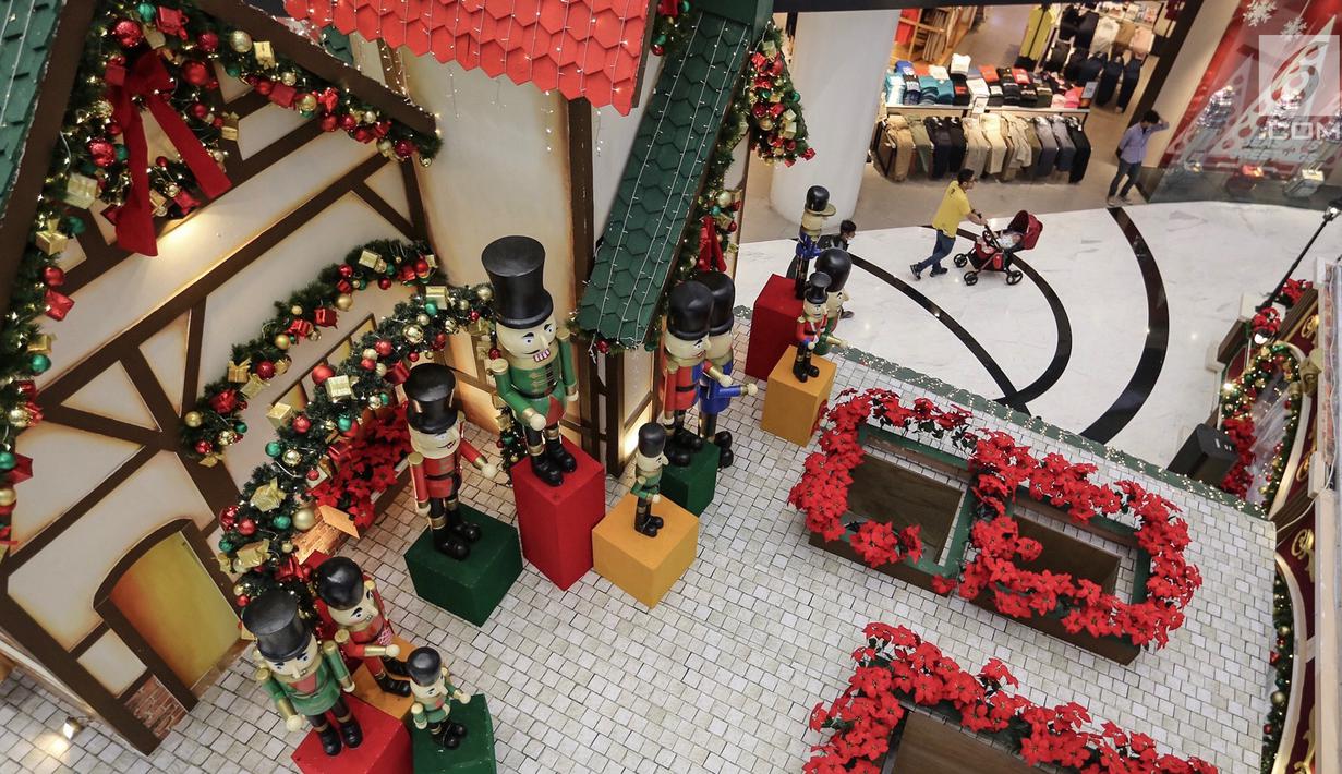 Suasana dekorasi natal menghiasi Lippo Mall Puri, Jakarta, Kamis (29/11). Menyambut libur sekolah dan Natal, Lippo Malls Indonesia menggelar kegiatan dengan tema Holiday Sensation. (Liputan6.com/Fery Pradolo)