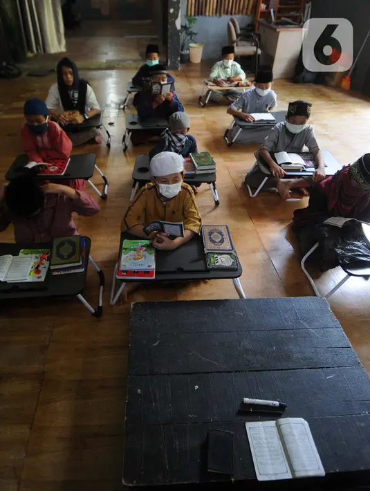 Anak-anak melakukan setoran ayat Alquran saat kegiatan homeschooling berbasis pesantren Paket A di Skoba Madani, Parung, Bogor, Rabu (14/4/2021). Bulan Ramadhan, umat muslim memperbanyak ibadah terutama membaca dan mengkaji kandungan Alquran. (merdeka.com/Arie Basuki)