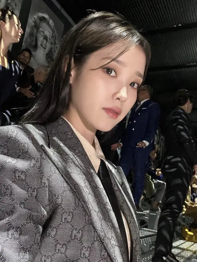 Gaya Berkelas Girl Boss IU di Milan Fashion Week, (@dlwlrma)