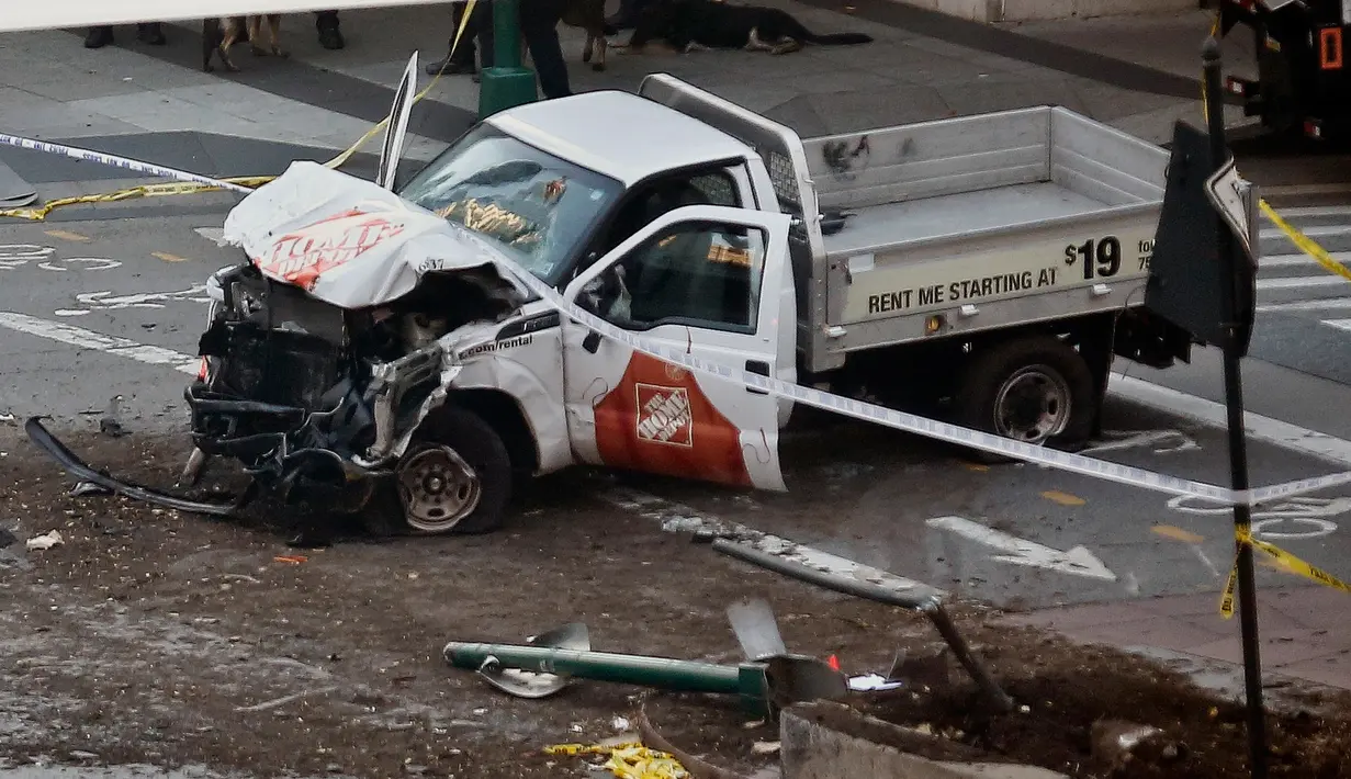Kondisi sebuah truk yang digunakan menabraki pejalan kaki dan pesepeda di Lower Manhattan, New York, Selasa (31/10). Setelah menabraki para pejalan kaki dan pesepeda, laju truk tersebut berakhir dengan menghantam sebuah bus sekolah. (AP/Bebeto Matthews)