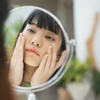 Ilustrasi perempuan bercermin. ©theshots.contributor@gmail.com/Depositphotos.com
https://depositphotos.com/photo/close-young-asian-woman-applying-face-cream-looking-mirror-410086408.html