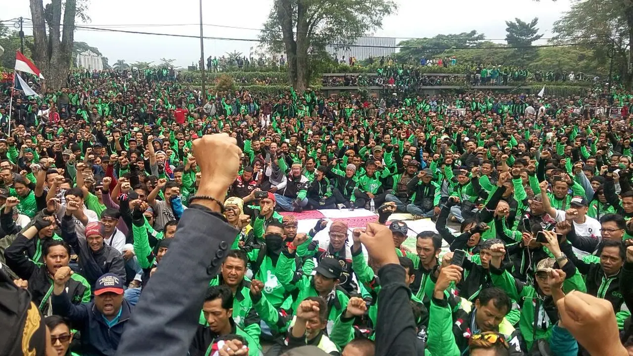 Layanan Dibekukan, Ribuan Sopir Ojek Online Unjuk Rasa di Bandung