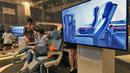 Pramugari menunjukkan kursi premium economy class kepada tamu saat peluncuran kabin terbaru di Singapura, Kamis (2/11). Berbagai fasilitas mewah dihadirkan di kabin pesawat tersebut. (AFP Photo/Roslan Rahman)