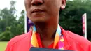 Atlet catur Asian Para Games 2018, Hendi Wirawan menunjukkan buku tabungan berisi bonus sebesar Rp 2,25 M di Istana Bogor, Jakarta, Sabtu (13/10). Hendi mendapat bonus dari pemerintah setelah mendapatkan dua medali emas. (Liputan6.com/HO/Randy)
