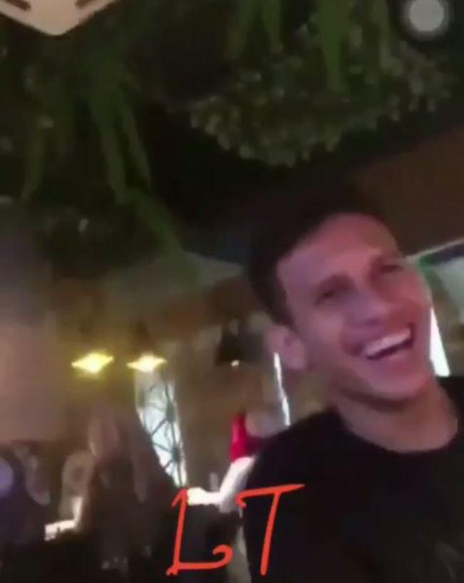 Pemain sepakbola Egy Maulana Vikri saat kedapatan makn bersama putri Umi Pipik, Adiba Khanza. (Instagram - @lambe_turah)