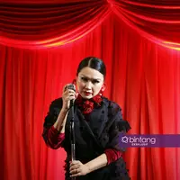 Fotografer: Bambang E. Ros/bintang.com. Wardrobe: @nataliakiantoro. MUA: @dhirmanputra. Hairdo: @hairbyranggayusuf. DI: Muhammad Iqbal Nurfajri/bintang.com