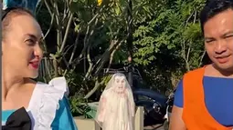 Keseruan pun tampak ketika Rianti Cartwright berjalan-jalan di kompleks rumahnya. Bintang film Ayat-Ayat Cinta itu mengungkapkan jika tahun ini merupakan perayaan Halloween pertama buah hatinya, Cara Rose. Putri semata wayangnya tetap ceria meski banyak properti Halloween yang menyeramkan. (Liputan6.com/IG/@riantic)