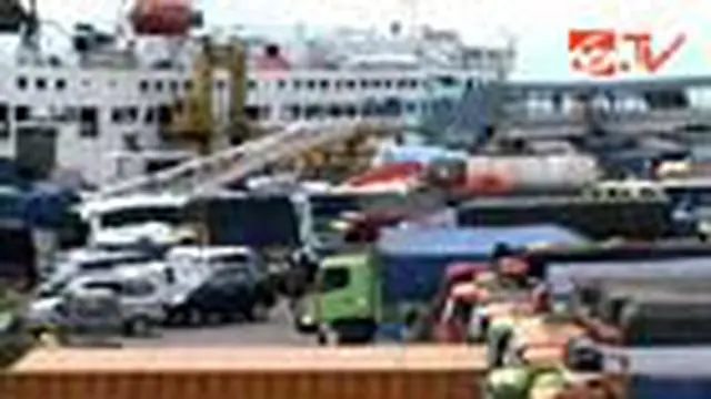 Antrean Truk Meluber ke Jalan