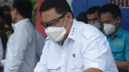 Kepala BNN Komisaris Jenderal Polisi Petrus Reinhard Golose melihat barang bukti narkotika hasil sitaan saat pemusnahan di Jakarta, Selasa (25/5/2021). Sebagian besar narkotika disita tersebut merupakan barang buatan Segitiga Emas dan Bulan Sabit Emas. (merdeka.com/Imam Buhori)