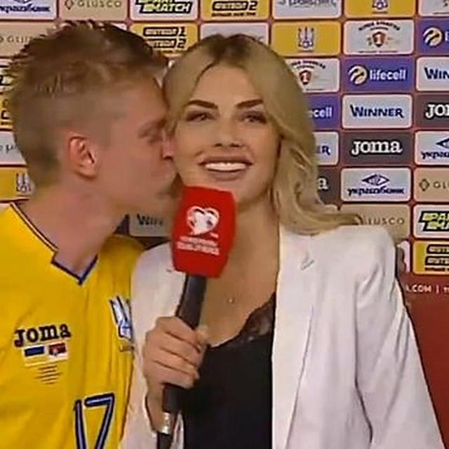 Ukraina Ke Euro 2020 Bek Manchester City Cium Presenter Tv Saat Siaran Langsung Bola Liputan6 Com