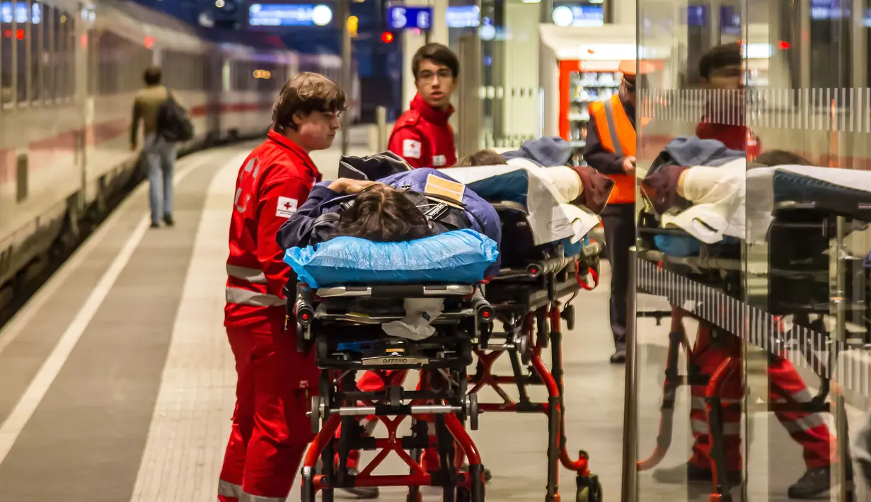 Seorang penumpang mendapatkan perawatan dari tim medis usai dua gerbong kereta bertabrakan di Salzburg, Austria (20/4). Pihak Palang Merah setempat menyebut sebagian besar korban mengalami luka ringan. (FMT/Wolfgang Moser/APA/AFP)