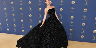 Angela Sarafyan pun menggunakan gaun dengan nuansa hitam di Emmy Awards 2018. Elegan banget ya! (NEILSON BARNARD / GETTY IMAGES NORTH AMERICA / AFP)