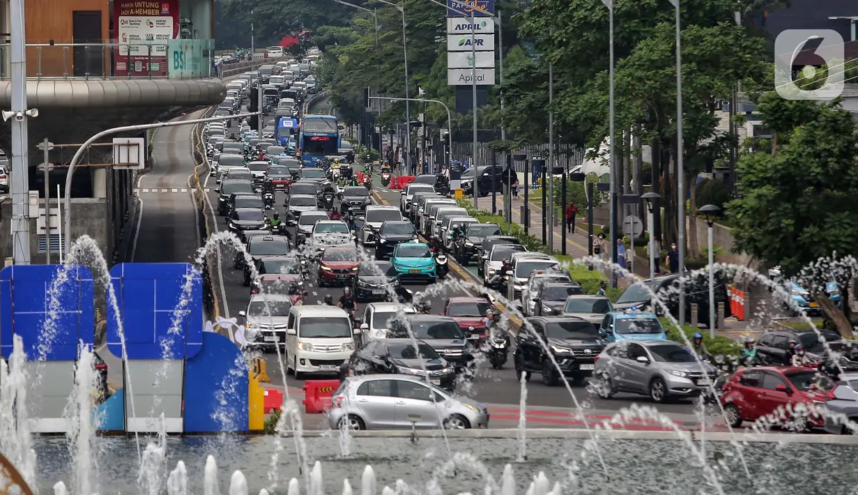 Pemerintah Provinsi (Pemprov) Daerah Khusus Jakarta masih melakukan kajian terkait penerapan kebijakan pembatasan usia kendaraan bermotor milik perseorangan. (Liputan6.com/Angga Yuniar)