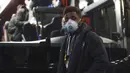 Pemain Ludogorets, Neuciano Gusmao mengenakan masker berjalan menuju stadion San Siro, Milan, Italia (27/2/2020). Wabah COVID-19 yang melanda Italia, membuat pemain Ludogorets mengenakan masker jelang bertanding melawan Inter Milan pada leg kedua babak 32 besar Liga Europa. (Ludogorets FC via AP)