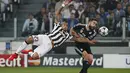 Duel Dani Carvajal dengan Arturo Vidal. (Reuters/Sergio Perez)