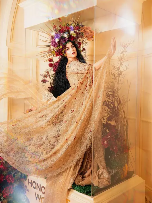 <p>Kali ini ia berpose luar biasa untuk brand kecantikannya MOP Beauty. Tasya Farasya mengenakan sebuah gaun megah bercorak floral yang cantik. Head-piece berupa bunga-bunga dan tatanan rambut panjangnya yang dibiarkan tergerai membuat penampilan avant-garde ini juga salah satu tampilan terbaiknya. Foto: Instagram.</p>