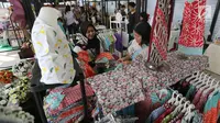Penjual sedang melayani pembeli di stan baju batik pada Pasar Kita oleh Sahabat UMKM di Lippo Mall Puri, Jakarta, Sabtu (10/3). Kegiatan Pasar Kita yang diikuti lebih dari 55 booth UMKM digelar pada 10-11 Maret. (Liputan6.com/Pool)