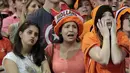 Reaksi para fans saat nonton bareng pertandingan Kosta Rika melawan Belanda, Brasil, Sabtu (5/7/14). (REUTERS/Paulo Whitaker)