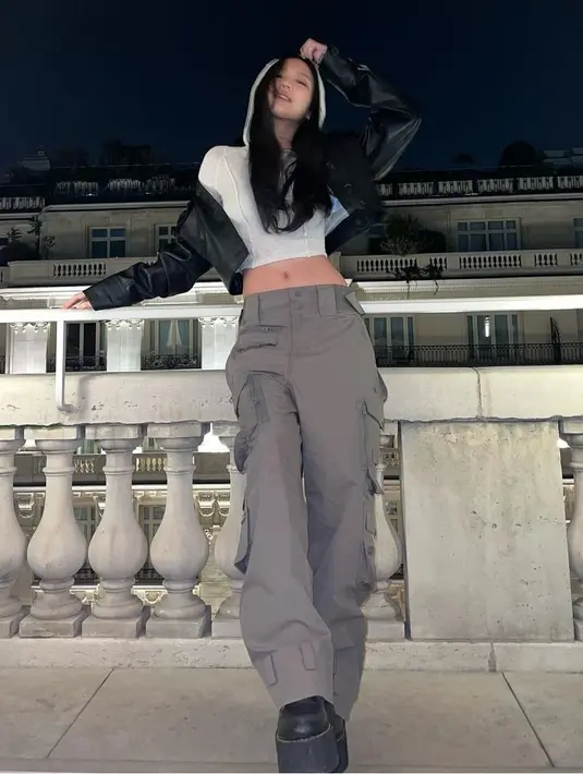 <p>Gunakan crop top untuk memamerkan perut lalu dibalut dengan leather jacket, tambahan baggy cargo pants membuat outfit ini berubah menjadi streetwear look. [instagram/jennierubyjane]</p>