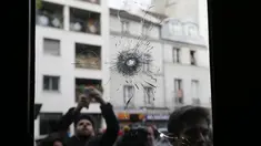 Wartawan tampak mengabadikan gambar kaca disebuah restoran dimana penembakan terjadi di Paris, Prancis, Sabtu (14/11/2015). Dikabarkan ratusan orang tewas dalam serangan ini. (REUTERS/Gonzalo Fuentes)