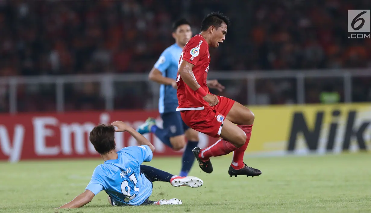 Gelandang Persija, Sandi Sutemelompat menghindari tekel pemain Johor Darul Takzim, M Nazmi Faiz pada lanjutan penyisihan Grup H Piala Asia 2018 di Stadion GBK, Jakarta, Selasa (10/4). Persija menang telak 4-0. (Liputan6.com/Helmi Fithriansyah)