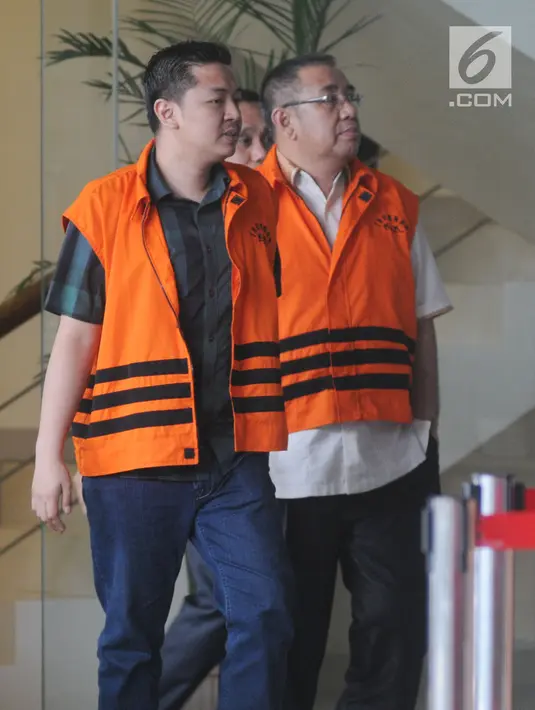 Tersangka penerima suap ayah dan anak, Wali Kota Kendari Adriatma Dwi Putra (depan) dan Calon Gubernur Sulawesi Tenggara Asrun seusai menjalani pemeriksaan lanjutan di Gedung KPK, Jakarta, Jumat (27/4). (Merdeka.com/Dwi Narwoko)