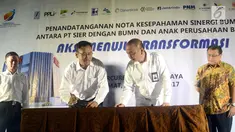 Plt dirut Sier, Fatah (kiri) berjabat tangan dengan Direktur Jamkrindo Amin Masudi usai melakukan kerjasama BUMN sinergi di hotel Mercure Surabaya, Jumat (27/10/2017). Penandatangan Nota Kesepahaman Sinergi BUMN tentang Penjaminan Proyek. (Liputan6.com)