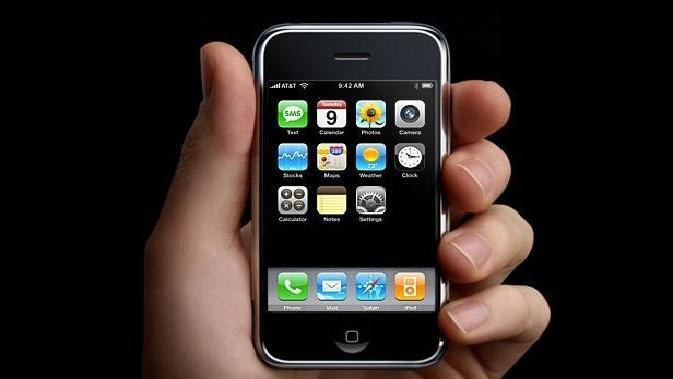 Ukuran iPhone pertama yang hanya 3,5 inci jadi terlihat sangat kecil jika digenggam (Sumber: Techno Buffalo)