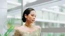 Penampilan anggun berkebaya hijau dari Maudy Ayunda, yang dipadu padankannya mengenakan kain batik cokelat sebagai rok. Kebaya dengan desain klasik ini bisa dijadikan inspirasi untuk menghadiri pesta, tinggal padukan dengan berbagai aksesori yang serasi. [Foto: Instagram/maudyayunda]