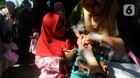 Vaksinasi polio diberikan secara oral atau tetes sehingga tidak menimbulkan efek samping pada balita seperti badan menjadi panas atau demam. (merdeka.com/Arie Basuki)