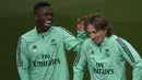 Striker Real Madrid, Vinicius Junior (kiri) dan gelandang Luka Modric tertawa saat menghadiri sesi pelatihan di tempat latihan tim Valdebebas, Spanyol (5/11/2019). Real Madrid akan melawan Galatasaray pada Grup A Liga Champions di Estadio Santiago Bernabeu. (AFP Photo/Pierre-Philippe Marcou)