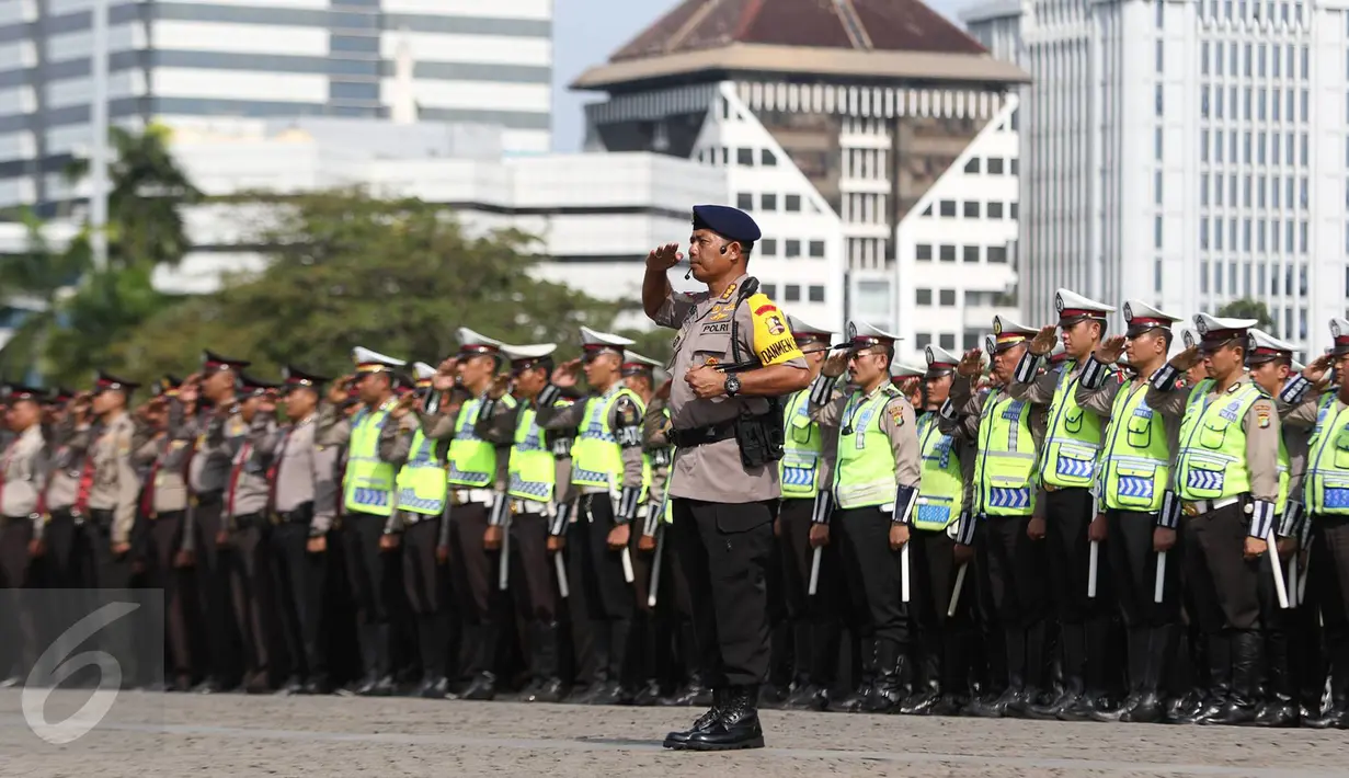 Pasukan memberi hormat kepada inspektur upacara saat apel kesiapsiagaan pengamanan tahap kampanye Pilkada Serentak 2017 di Lapangan Silang Monas, Jakarta, Rabu (2/11). Apel bersama itu digelar oleh Polri dan TNI. (Liputan6.com/Immanuel Antonius)