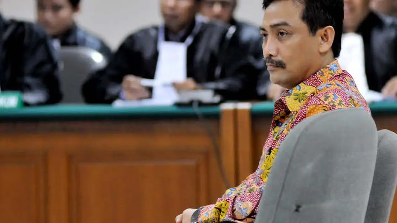[FOTO] Andi Mallarangeng Tampak Tegang di Sidang Perdana