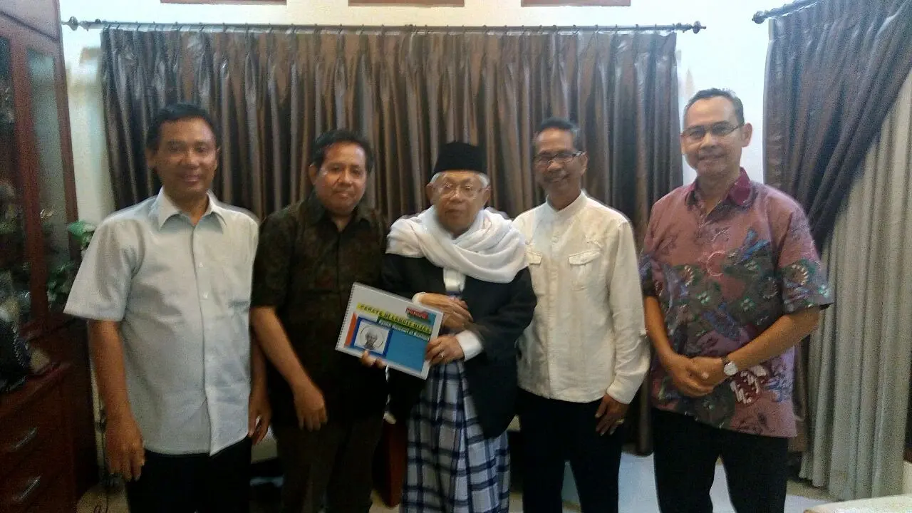 KH Ma'aruf Amin menerima tim film Cahaya di Langit Hijaz (istimewa)