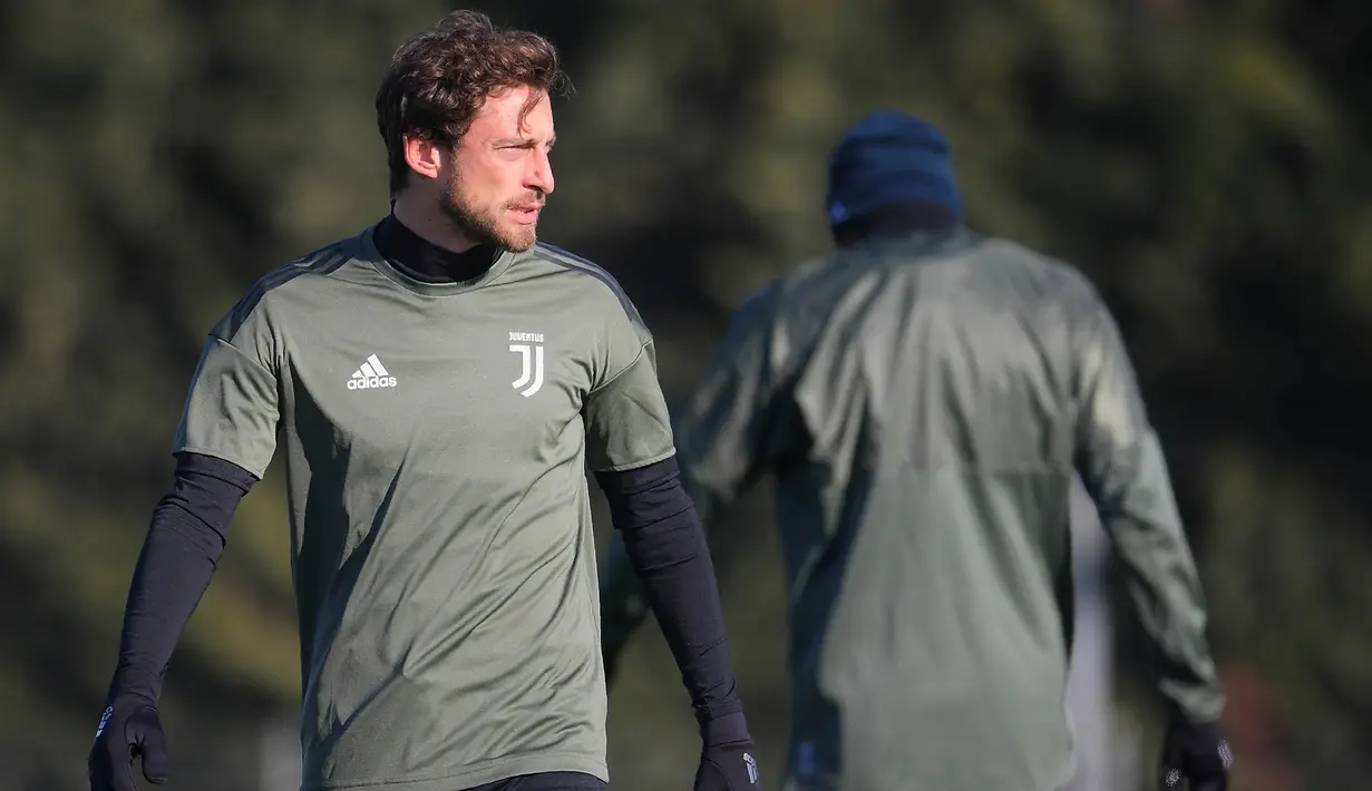 Gelandang Juventus, Claudio Marchisio, Saat mengikuti sesi latihan jelang laga Liga Champions di Training Center Juventus, Minggu (3/12/2017). Juventus akan berhadapan melawan Olympiakos. (AFP/Marco Bertorello)