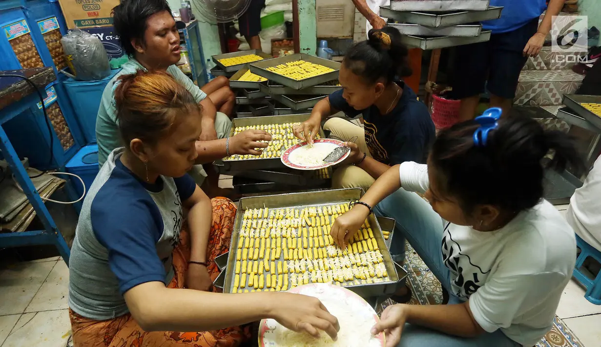 Pekerja membuat kue kering di industri rumahan kawasan Kwitang, Jakarta, Sabtu (18/5/2019). Penjualan kue kering jelang Lebaran meningkat hingga 50 persen dibanding hari-hari biasanya. (Liputan6.com/Herman Zakharia)