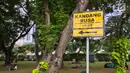 Sejumlah pengunjung tiduran sambil berteduh di bawah pohon di sekitar Taman Monas, Jakarta, Rabu (17/1). Pencabutan pagar Taman Monas mulai berlaku sejak Senin, 8 Januari 2018. (Liputan6.com/Immanuel Antonius)