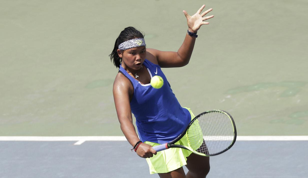 Petenis Indonesia, Rifanty Kahfiani, memukul bola saat ITF Women's Circuit di Elite Club Epicentrum, Jakarta, Selasa (18/6). Turnamen tingkat internasional ini diikuti sejumlah petenis Asia dan Eropa. (Bola.com/Yoppy Renato)