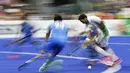 Pemain hoki Pakistan, Muhammad Dilber, menggiring bola, saat melawan India, pada laga Asian Games di Jakarta, Sabtu (1/9/2018). (AP/Aaron Favila)